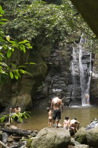 Rios nationalpark Tijuca är full av små oaser dit personer i alla åldrar söker sig på sina lediga dagar.