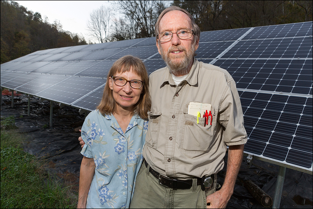 Bill och Mary Anne Hughes framför sina solpaneler.